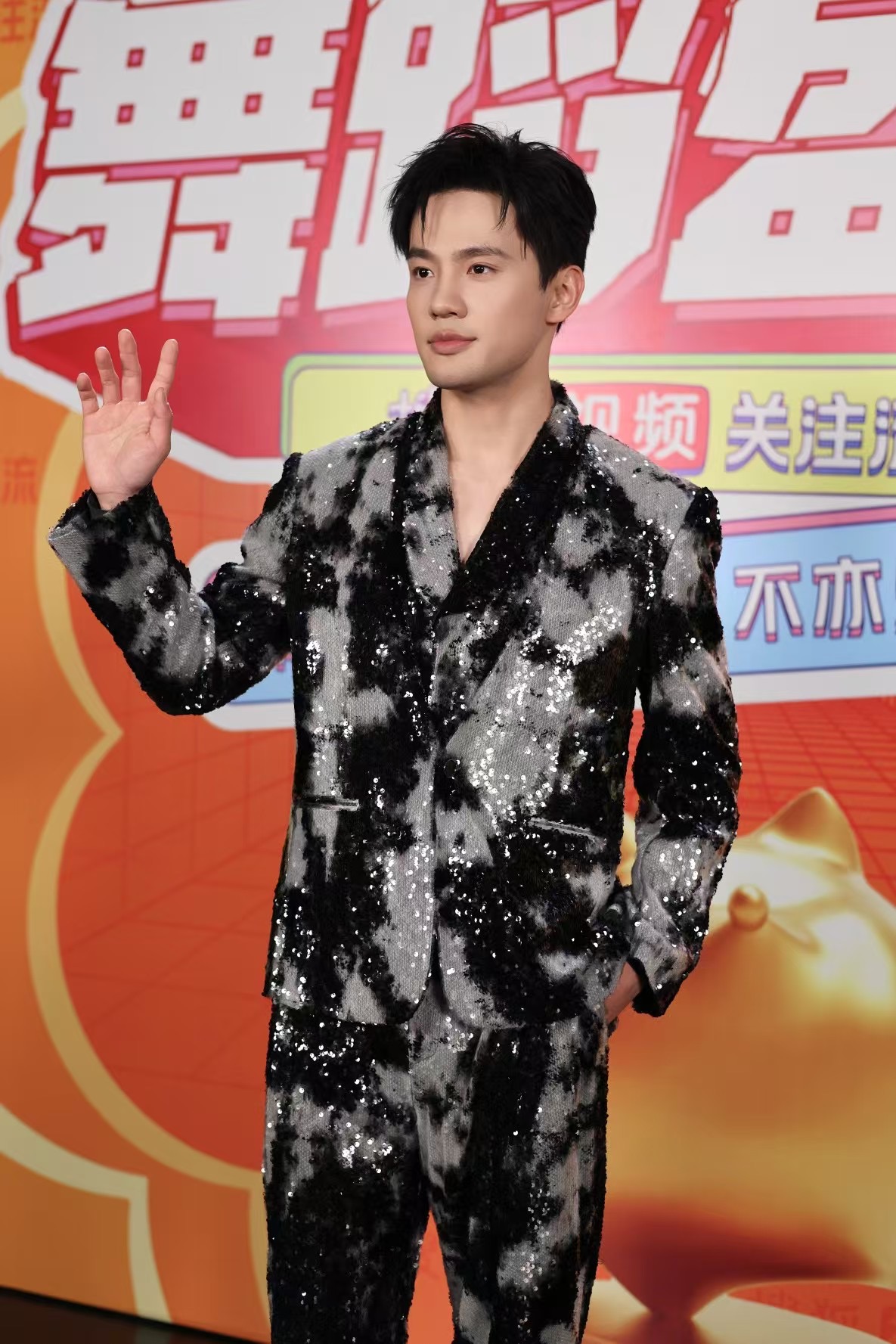 卫然亮相主持舞蹈盛典及青幕计划 风格多变张弛有度封面图