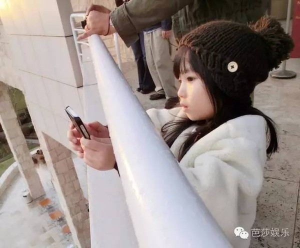 你一定想不到，自拍界扛把子高晓松的闺女简直美成一缕清风！封面图