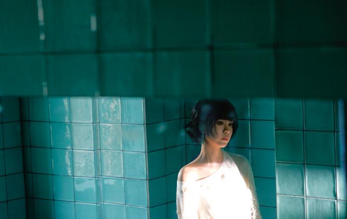 郁可唯首次尝试16mm底片拍摄MV 精准诠释“沉溺”朦胧美感封面图