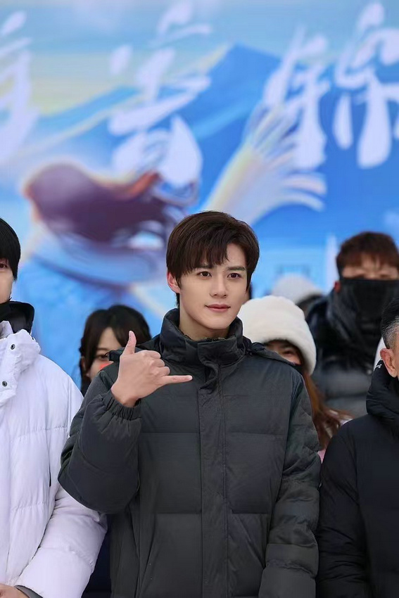 《云中谁寄锦书来》开拍 袁梓铭饰滑雪教练邂逅爱情封面图
