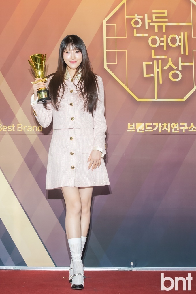 许纯：韩奖台上的中国新星，演艺之路璀璨启航封面图