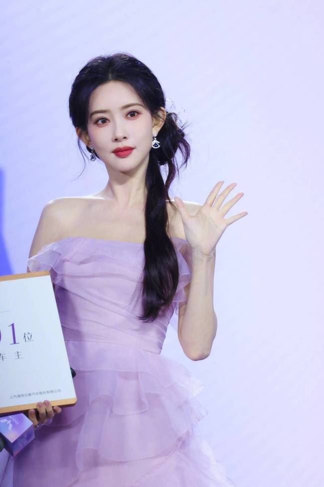 孟子义身穿紫色抹胸裙 秀发搭在身前仙气十足