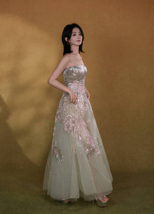 搜狐娱乐讯 4月7日，赵丽颖工作室晒出了一组她的最新活动造型图，身穿珠片刺绣裙，气质高贵。