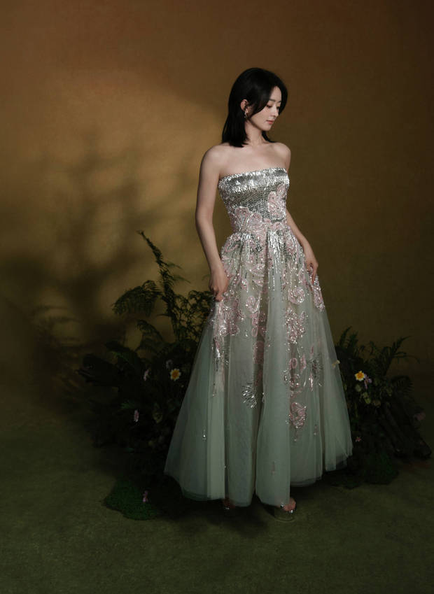 赵丽颖身姿婀娜。