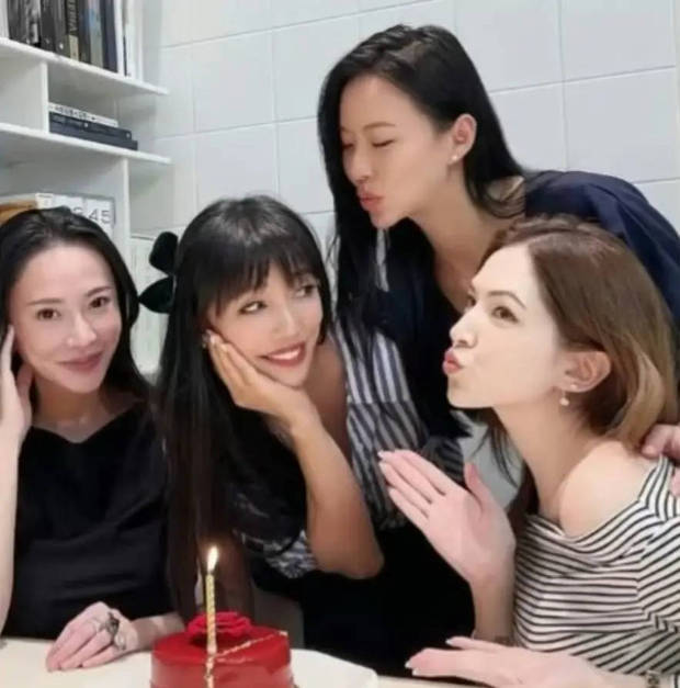 许玮甯和李靓蕾友谊情深。