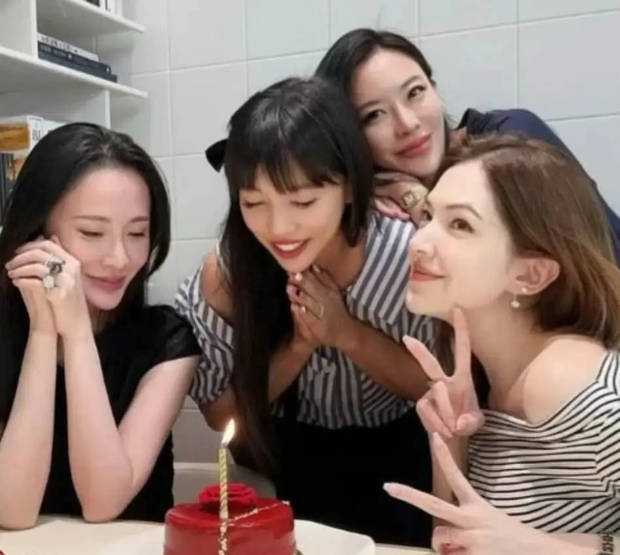 李靓蕾闭眼许愿，笑意盈盈。