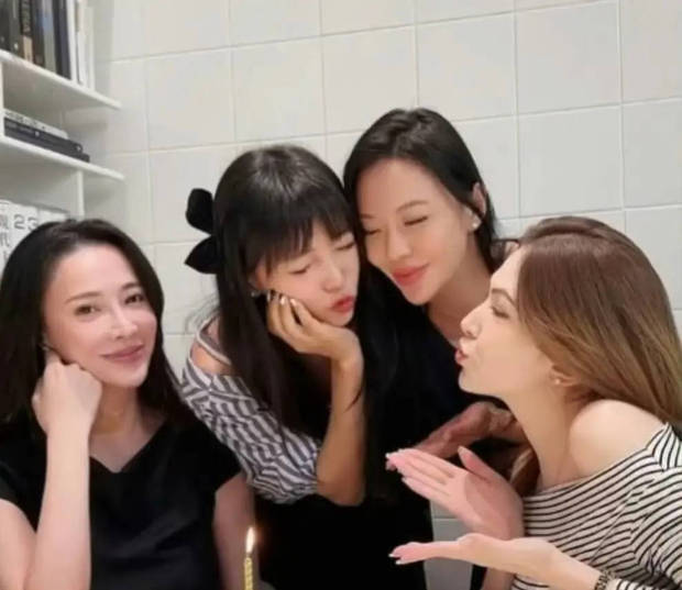 许玮甯和李靓蕾隔空亲亲。