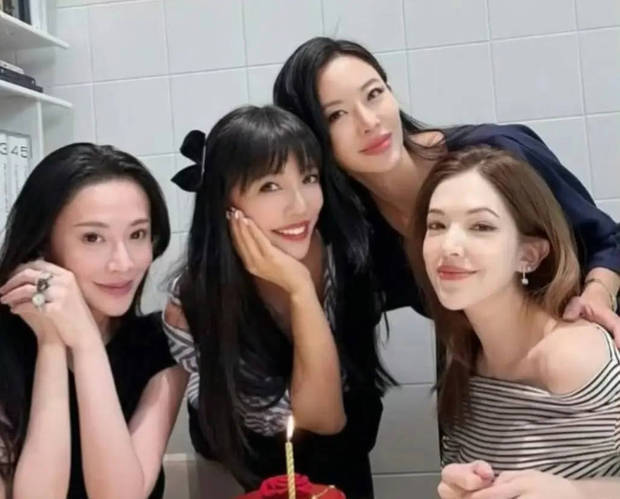 许玮甯和李靓蕾自拍留念。