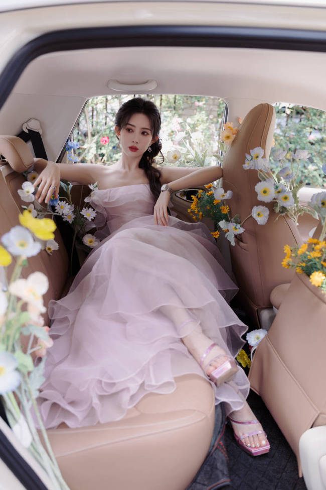 孟子义化身花仙子被繁花包围 淡紫色纱裙梦幻浪漫