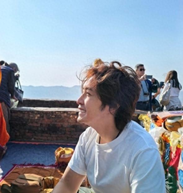 43岁港星赴印度出家，坐车12小时前往恒河，或因前任订婚看破红尘封面图