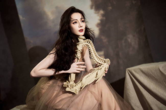 迪丽热巴穿纱裙美如油画 低眉抚琴神秘又性感