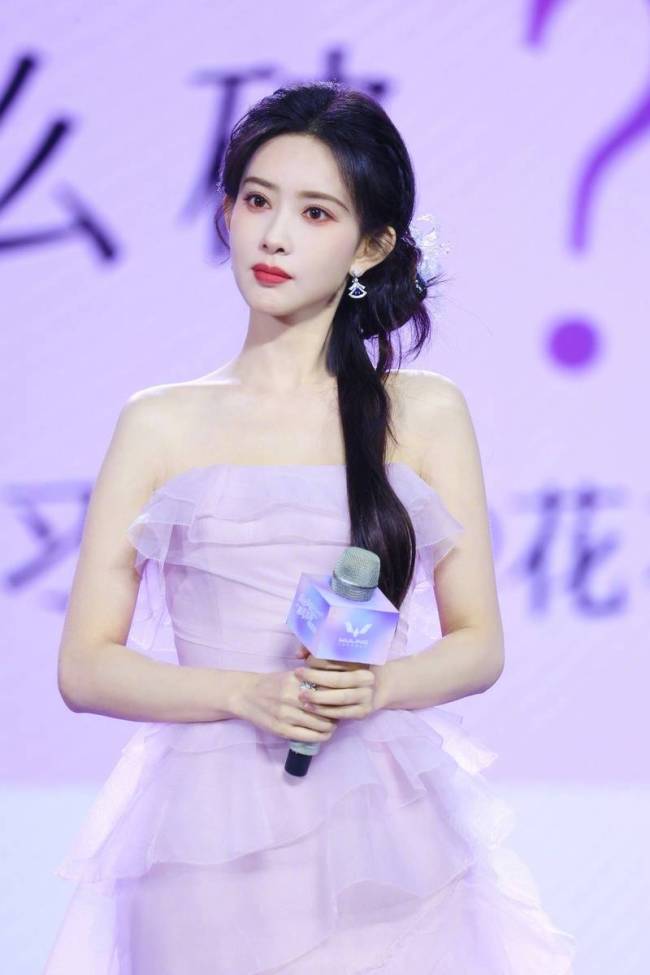 孟子义身穿紫色抹胸裙 秀发搭在身前仙气十足