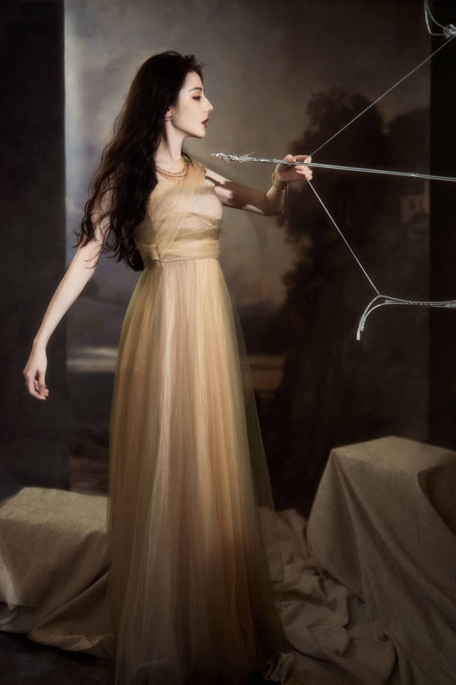 迪丽热巴穿纱裙美如油画 低眉抚琴神秘又性感