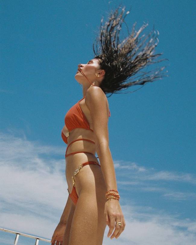 Sienna Raine海边大片秀好身材 甩动长发性感迷人