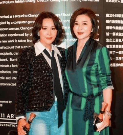 62岁关之琳和58岁刘嘉玲罕见同框，穿一身卡通毛衣很减龄，刘嘉玲一身皮衣又美又飒！封面图