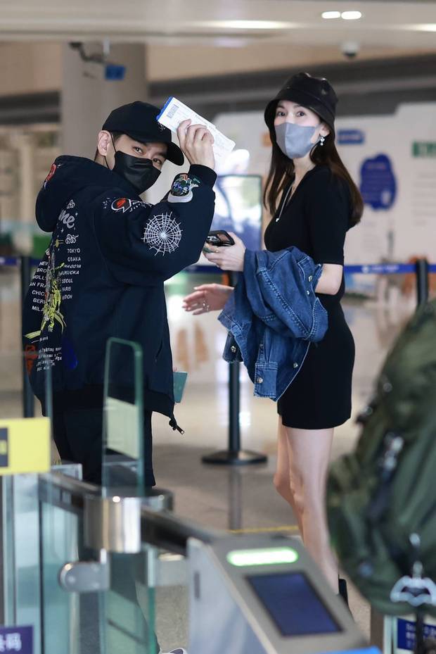 林志颖陈若仪夫妇现身上海虹桥 对镜比耶超有爱封面图