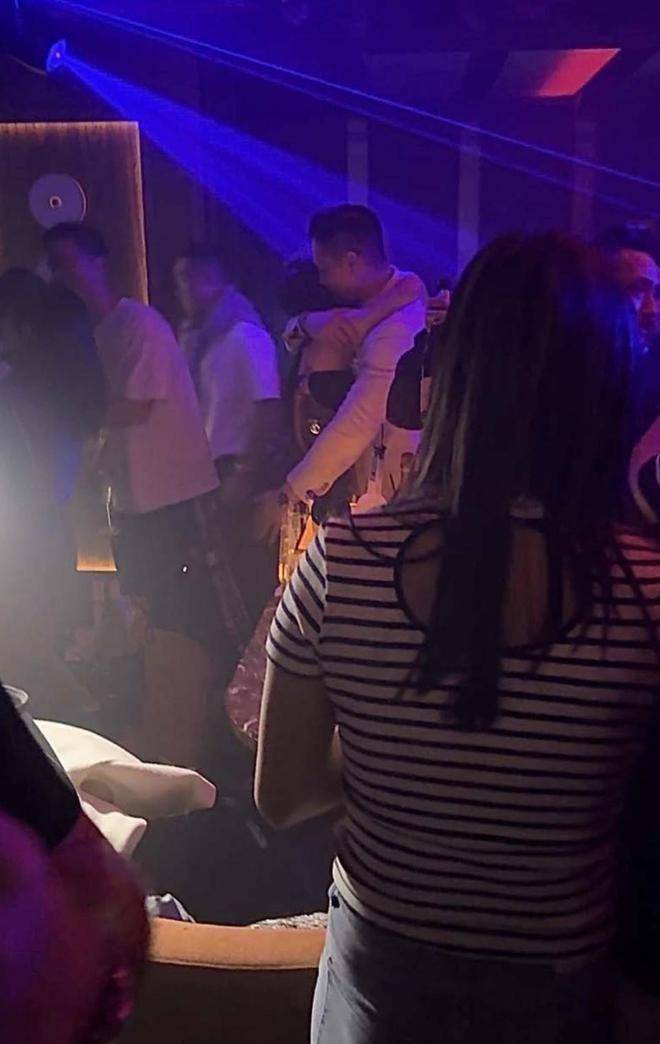 胡杏儿老公52岁生日夜店玩嗨，李乘德半醉搂抱美女贴脸窃窃私语封面图