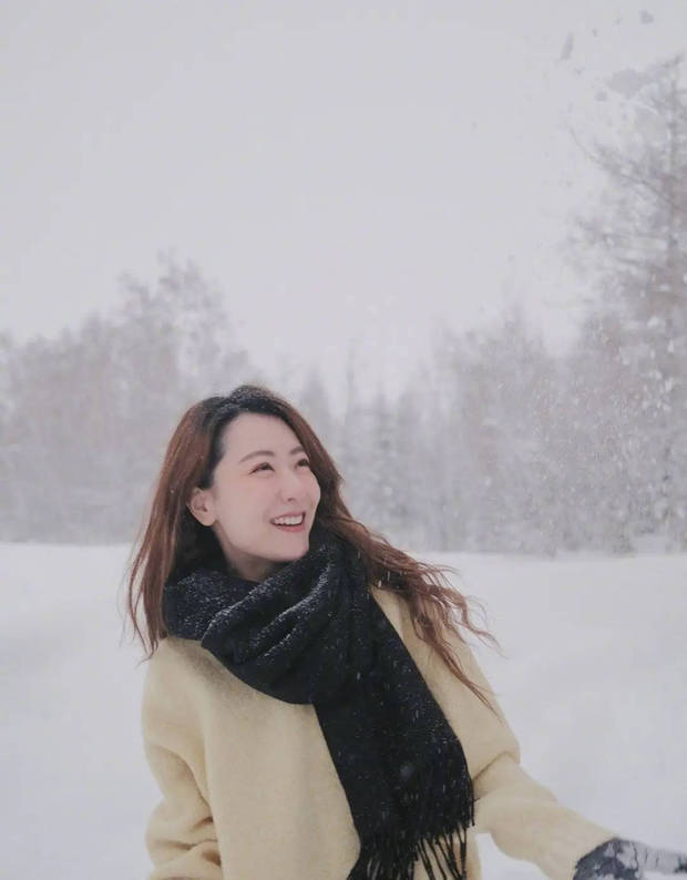 白冰雪中漫步，黑色围巾映衬灿烂笑容，状态满分封面图