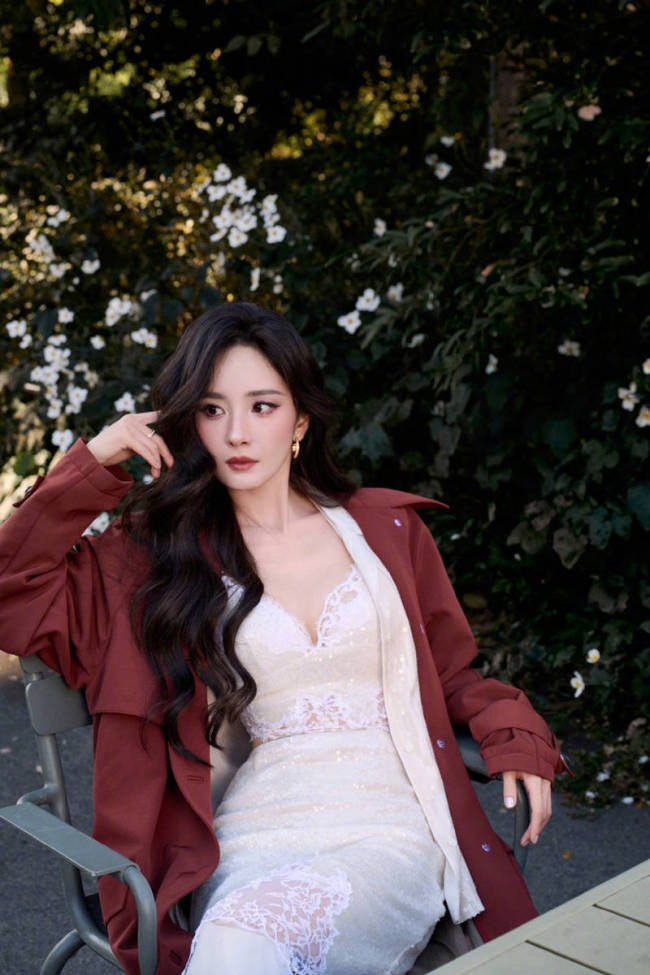 杨幂着白色蕾丝吊带秀好身材 套棕红色大衣气场超A