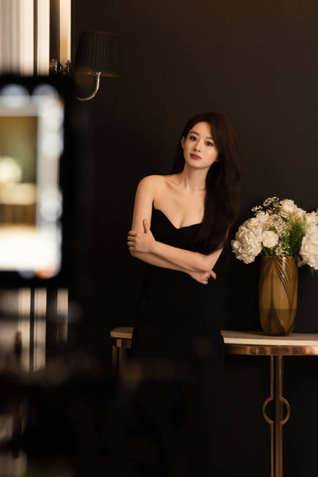 赵丽颖穿黑色抹胸裙大气优雅 长发披肩笑眼动人