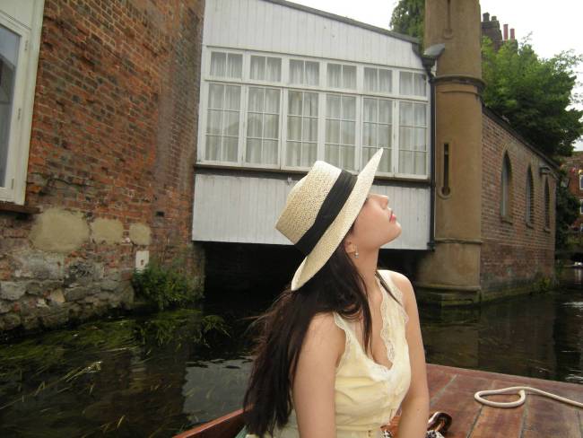 程潇旅游美照心情好！穿黄色蕾丝边背心秀曼妙身姿