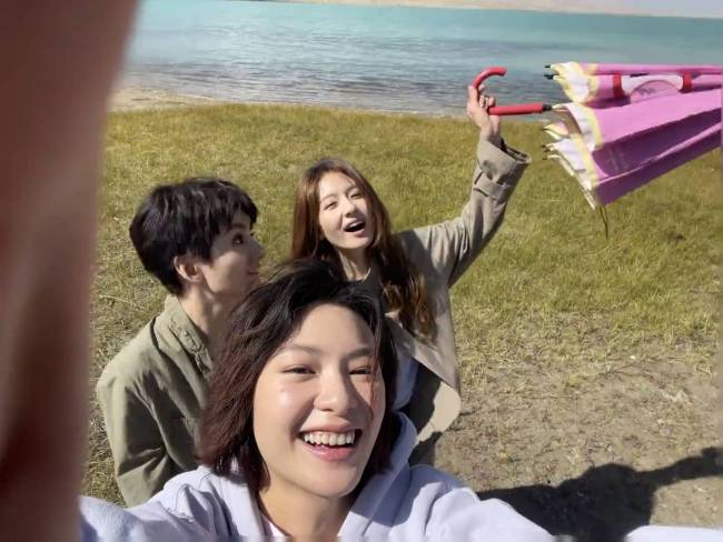 李兰迪邱天木克热木草原合照 三人贴贴秀超甜友情