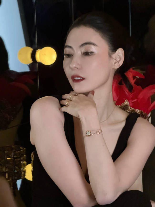 张柏芝深V黑色礼服红唇吸睛 一袭黑裙勾勒曼妙身姿