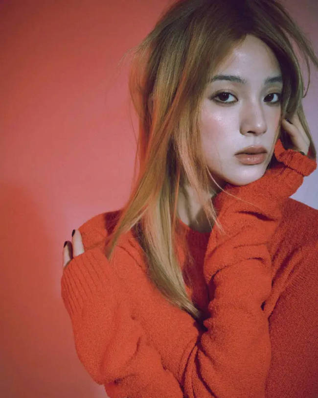 欧阳娜娜红色毛衣眼神温柔 妆容自然展现独特魅力