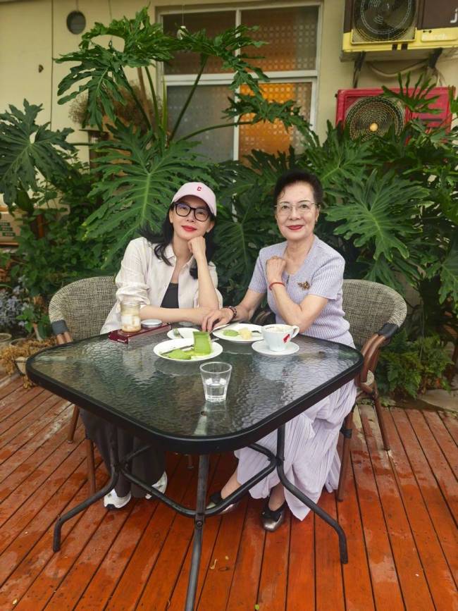 陈数与妈妈喝茶聊天幸福又温馨！晒母女合照心情好