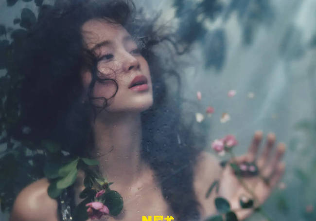 欧阳娜娜穿抹胸上衣秀完美肩线 卷发造型俏皮可爱