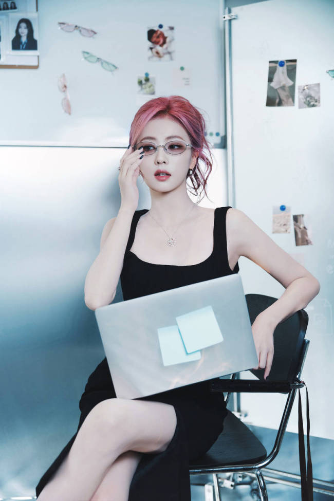 白鹿戴无框眼镜时尚冷艳 手持复古电话慵懒迷人