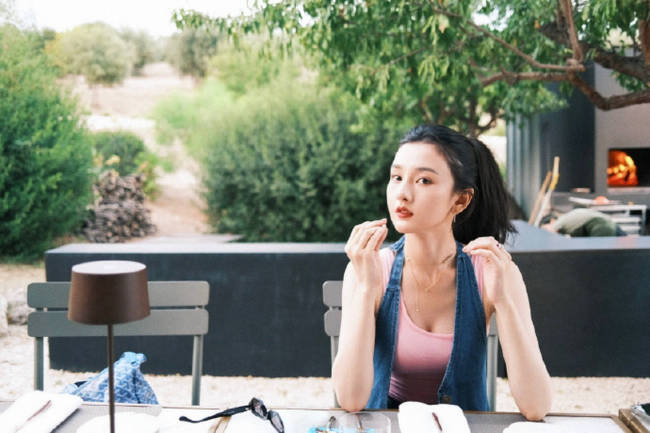 宋祖儿穿粉色吊带身材超好 红唇黑发笑容明媚