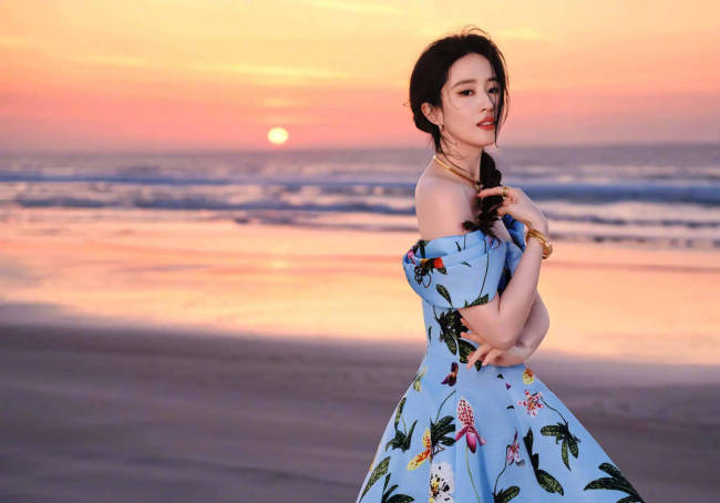 刘亦菲阿布扎比感受夕阳 品尝阿拉伯美食心情大好