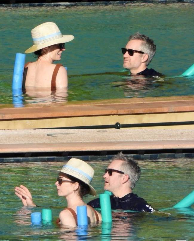 安妮海瑟薇度假照片释出 和丈夫在水中嬉戏超恩爱