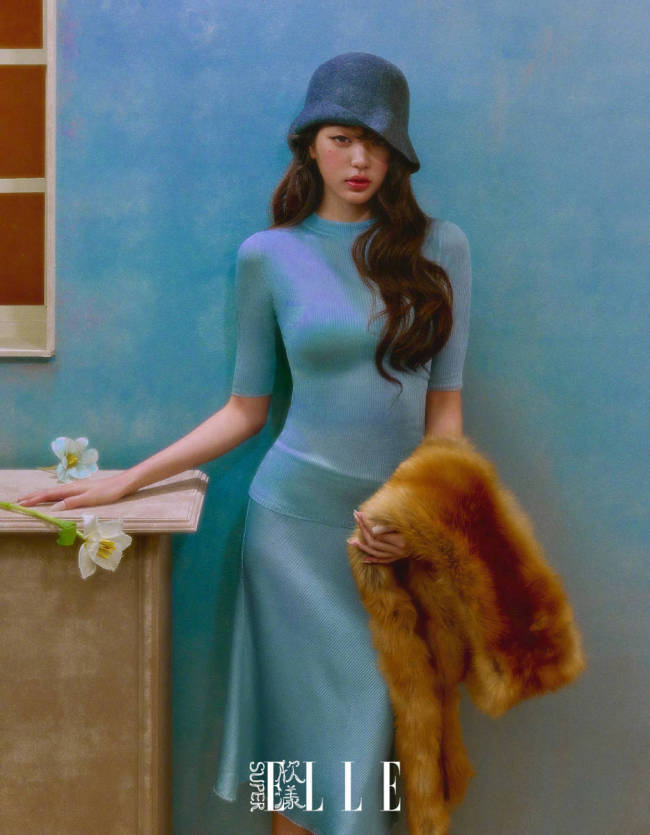 张元英穿复古长裙身形优雅 表情娇俏似油画中少女