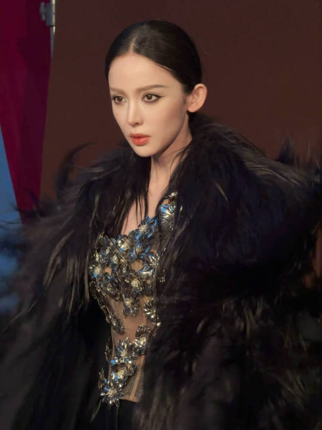 娜扎黑长直造型眼神冷艳 身披黑色羽毛气场全开