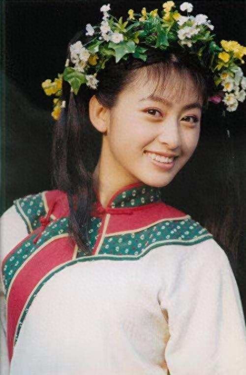 她是军艺校花，被大25岁张铁林抛弃后，为何又嫁给著名的“坏蛋”封面图