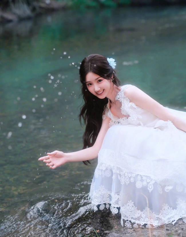 毛晓彤穿吊带裙可爱似小仙女 笑容甜美元气满满