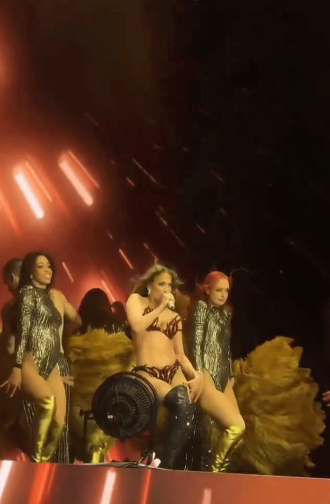 詹妮弗洛佩兹比基尼热舞不停 56岁仍有腹肌惹人羡