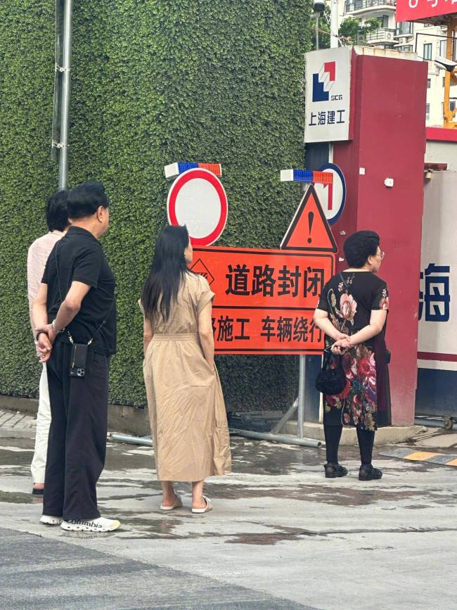 秦昊伊能静一家在上海看房被偶遇！曾被传“婚变”