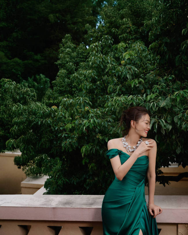 高圆圆穿绿色抹胸裙 被夕阳笼罩秒变氛围感女神