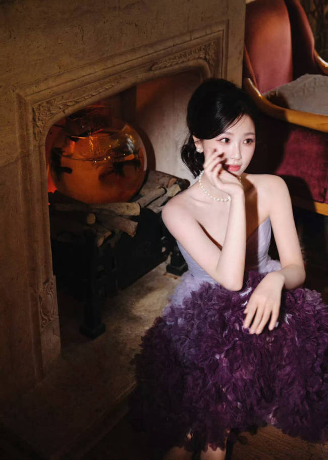 虞书欣身穿紫色渐层礼服 宛如玫瑰明媚亦优雅