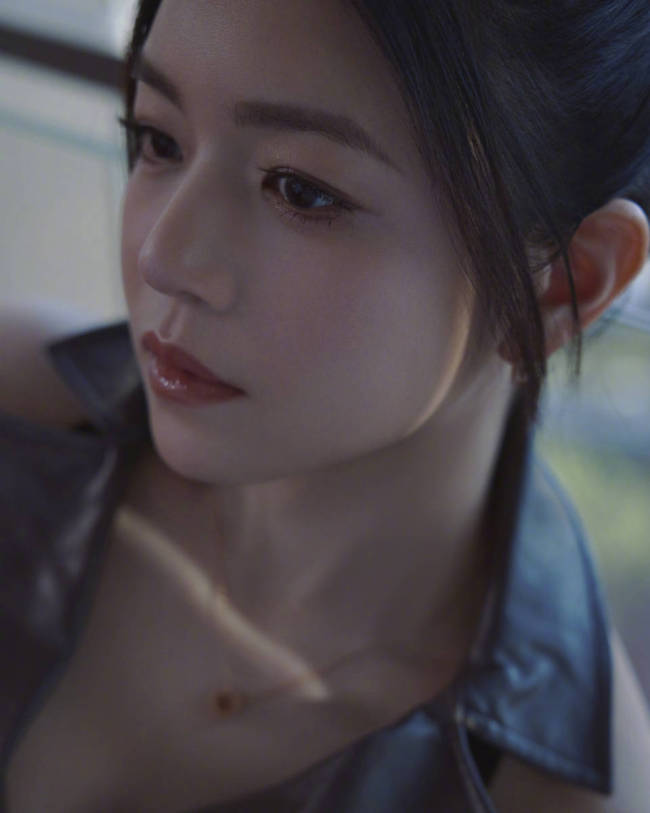 陈妍希穿无袖装气质恬静 笑容温柔眼神明亮