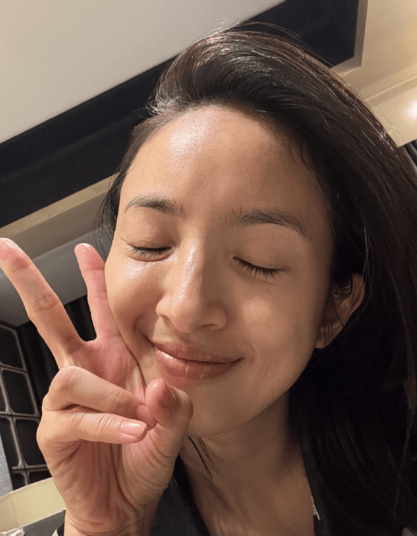 林依晨晒照庆生素颜能打 和女儿同一天生日很幸福