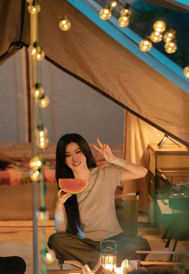 景甜晒露营美照吃西瓜比心 少女感十足封面图