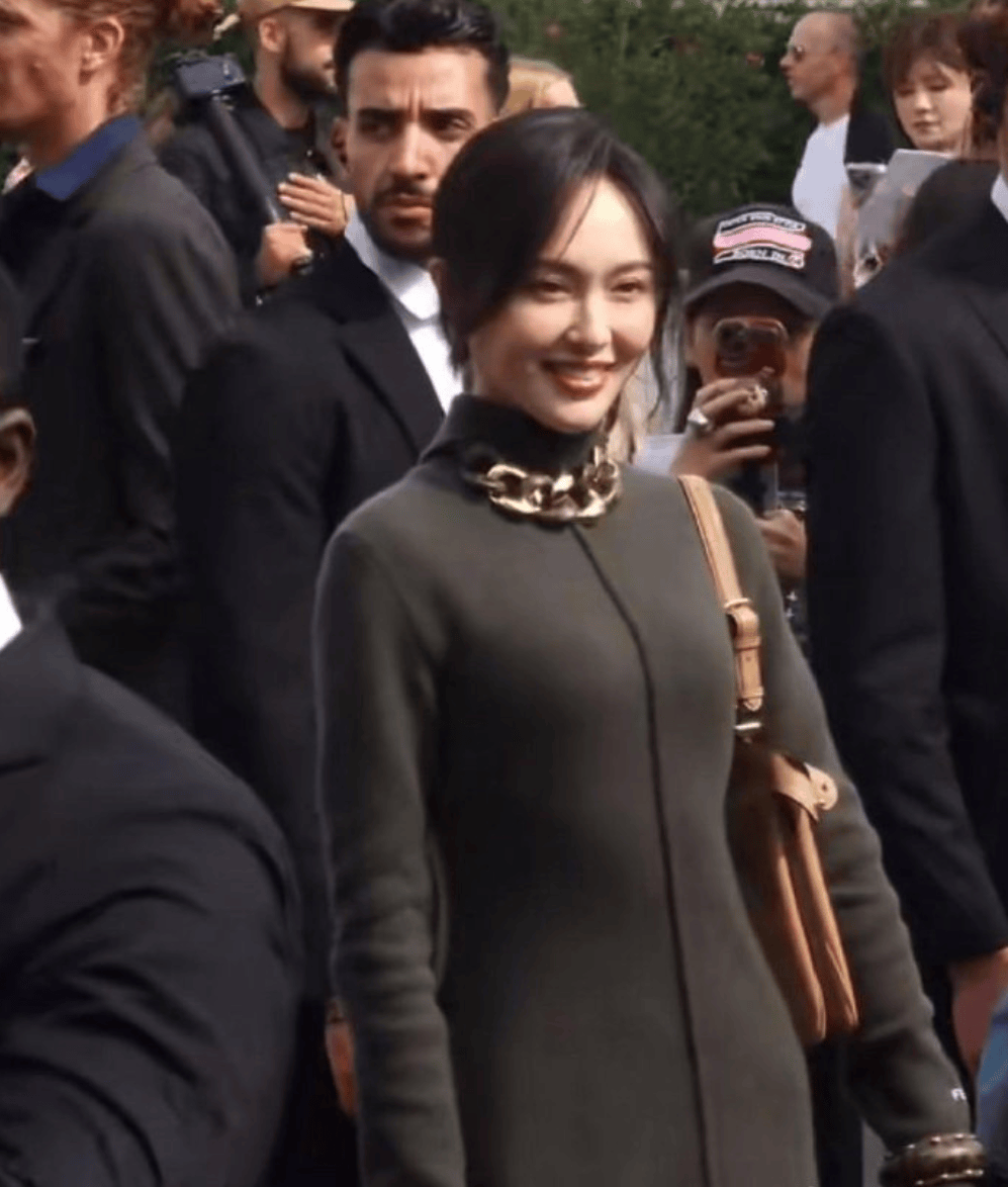 唐嫣真给中国人长脸！穿一身灰裙仍美得风姿绰约，同框宋慧乔都丝毫不输气质！封面图