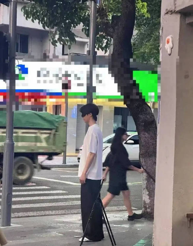 陈立农现身街头被偶遇！戴蒙面眼罩拥抱陌生路人