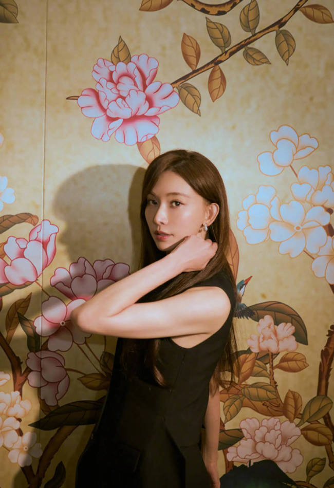 林志玲穿黑色职业装简约优雅 身姿曼妙大长腿吸睛