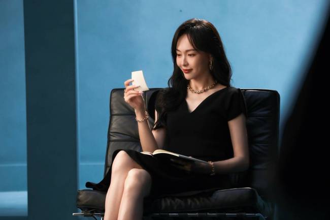 唐嫣身穿黑色V领裙 红唇优雅尽显御姐气质