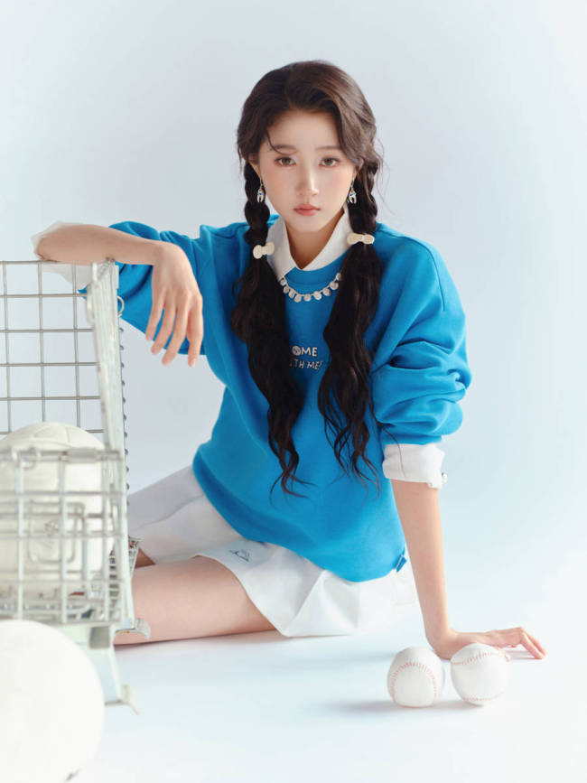 关晓彤蓝衣白裙青春元气！化身棒球少女活力十足